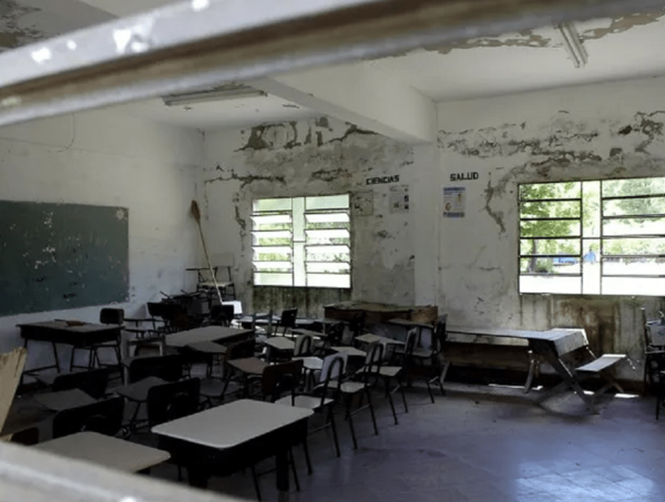 Campaña: "Todos los días 1 millón de estudiantes visitan 'Las ruinas de la educación'" · Radio Monumental 1080 AM