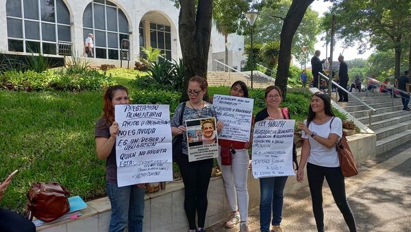 Madres se manifestaron frente al Palacio de Justicia exigiendo celeridad en causas