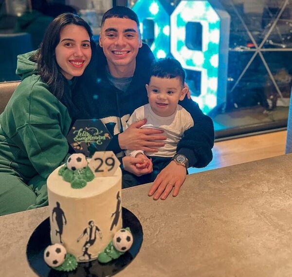 Miguel Almirón celebra sus 29 años a pura familia - Gente - ABC Color