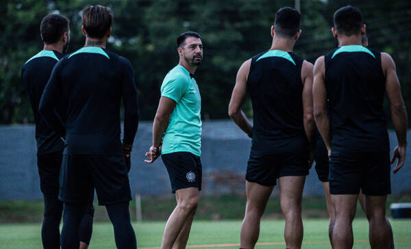 Olimpia haría "un esfuerzo" para rever sanción de FIFA y fichar a dos más