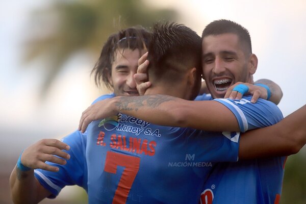 Versus / Resistencia golea al Supercampeón y recupera terreno en el Apertura