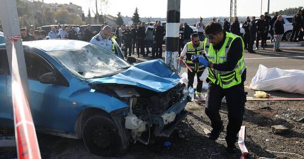 La Nación / Chofer atropella parada de autobús y mata a 2 personas
