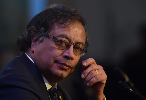 Petro ordena que se investigue el precio de venta de las acciones de Triple A - MarketData