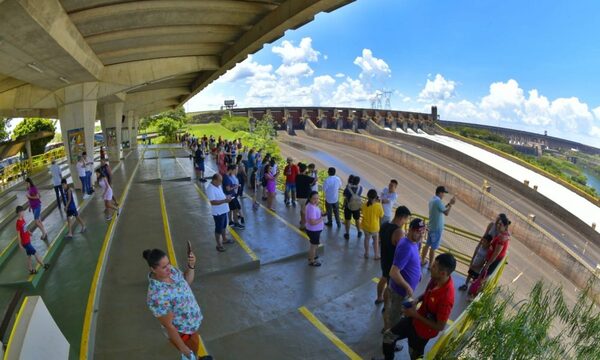 Compuertas de Itaipú siguen abiertas y casi 18.000 personas ya apreciaron el vertido – Diario TNPRESS