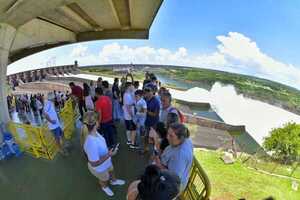 Compuertas de Itaipu siguen abiertas y casi 18.000 personas ya apreciaron el espectáculo - .::Agencia IP::.