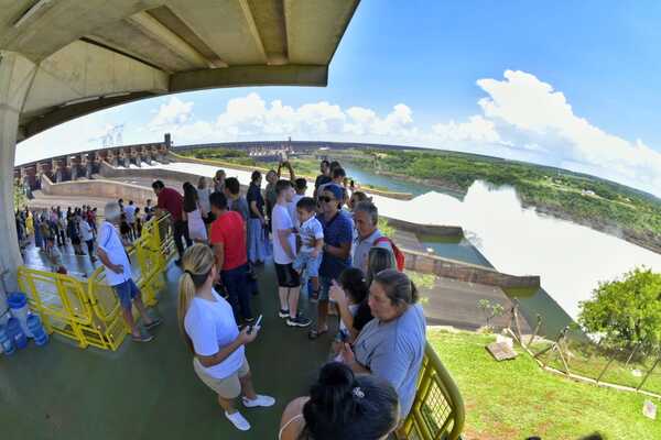 Compuertas de Itaipu siguen abiertas y casi 18.000 personas ya apreciaron el espectáculo - .::Agencia IP::.