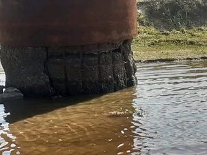 Grietas en los pilotes del puente sobre arroyo Ñeembucú preocupan a pobladores - Nacionales - ABC Color