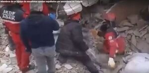 Diario HOY | Video| Rescatistas quedan sepultados por escombros en Turquía