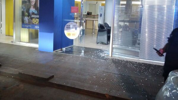 Automovilista choca contra un banco en Ciudad del Este