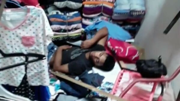 Entró por el techo, ya no pudo salir y se quedó a dormir dentro del local