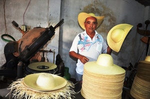 Un artesano luqueño exporta sombreros de karanda’y a Brasil •