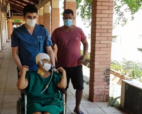 Emotivo: mujer que se sometió a compleja cirugía vio a su bebé por primera vez - trece