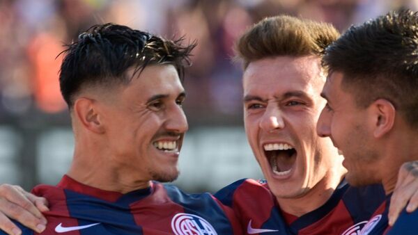 Adam Bareiro convierte un gol para San Lorenzo