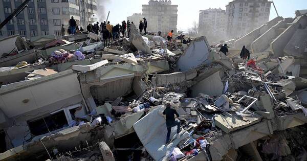La Nación / Turquía: rescatado un bebé de 7 meses y otras 6 personas, 140 horas después del terremoto