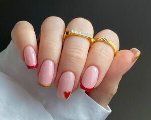 Uñas en colores y con diseños románticos