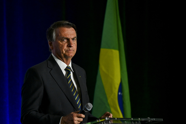Diario HOY | Bolsonaro dice que quiere regresar a Brasil "en las próximas semanas"