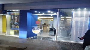 Motociclista impactó contra un banco en Ciudad del Este - Noticias Paraguay