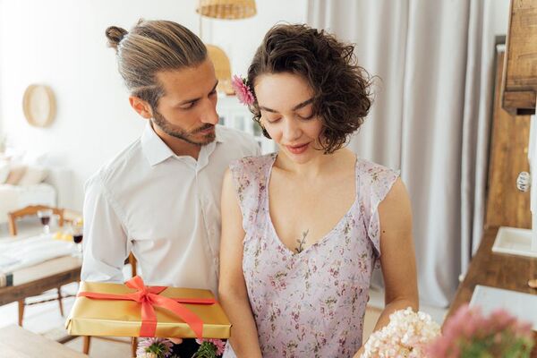 Love bombing: ¿cómo evitar caer en esta táctica de manipulación?