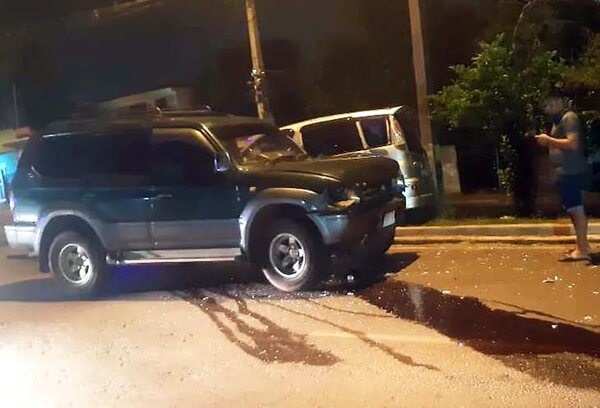 Conductor ebrio choca contra un auto y deja dos heridos - ABC en el Este - ABC Color