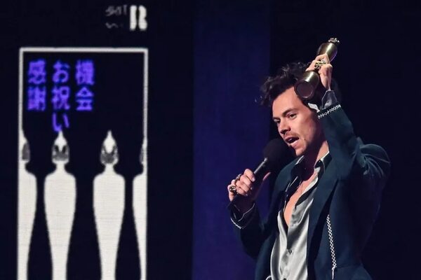 Harry Styles arrasa en los Brit Awards, tras su galardonado paso por los Grammy - Música - ABC Color