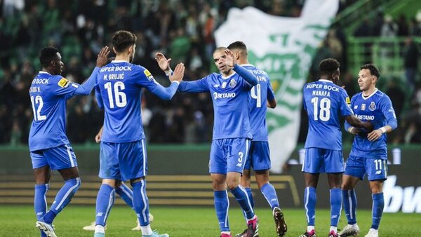 Porto se hace con el clásico y acorta distancias con el líder