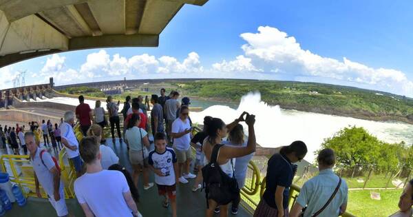 La Nación / Compuertas de Itaipú siguen abiertas y el espectáculo se extenderá hasta fines de febrero