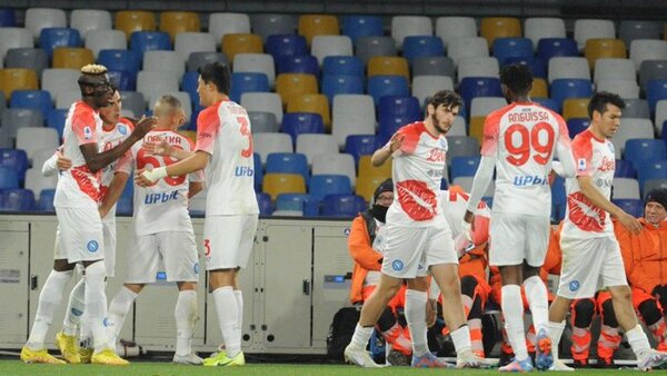 El todopoderoso Napoli golea y se aleja a dieciséis puntos