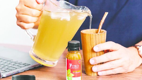 Para el tereré, venden "mix" de pohã ñana en botellitas