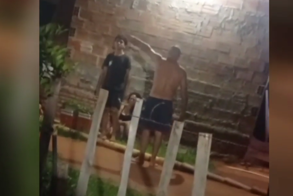 (VIDEO) Arriero fue filmado agrediendo a su mujer