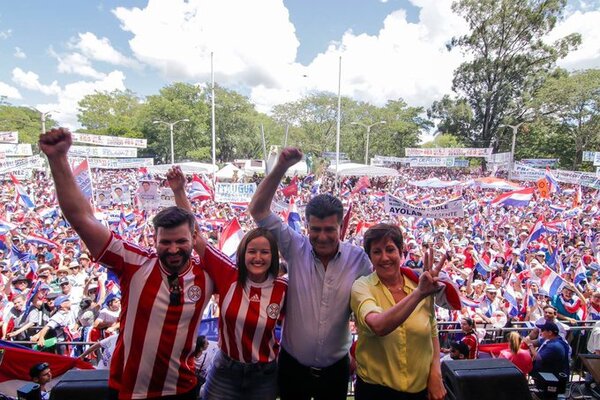 Acto para apoyar a Efraín-Soledad reunió a más de 100 mil personas en Coronel Oviedo, aseguran