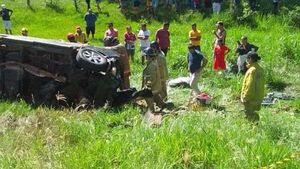 Dos automovilistas pierden la vida en violento accidente en Arroyito