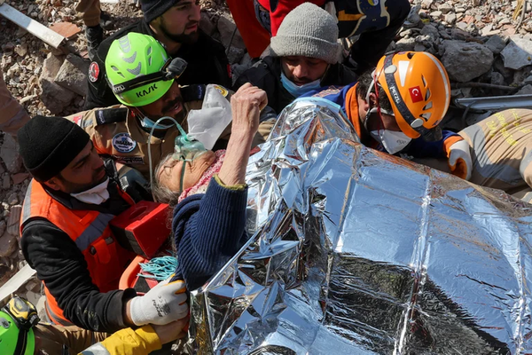 Una mujer sobrevivió 177 horas entre los escombros y fue rescatada a una semana del terremoto en Turquía