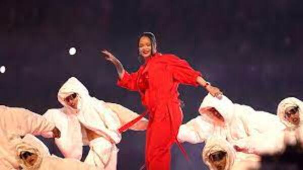 Rihanna anuncia su segundo embarazo en la Super Bowl | OnLivePy