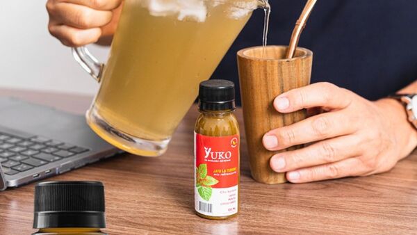 Para el tereré, venden "mix" de pohã ñana en botellitas