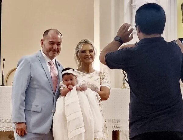 ¡Charlotte, la hija de Carlos Troche, ya es cristiana! - Gente - ABC Color