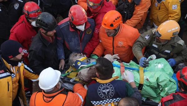 NUEVOS RESCATES MILAGROSOS MARCAN LA PRIMERA SEMANA DEL TERREMOTO EN TURQUÍA Y SIRIA - Itapúa Noticias