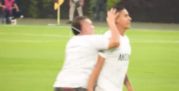 Versus / De no creer: Suspenden partido en Colombia por cruce de golpes entre futbolista e hincha