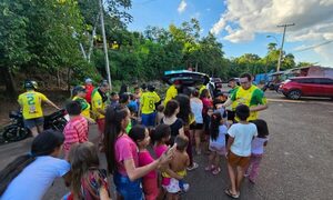 Fanáticos meriendan con niños de escasos recursos