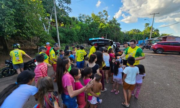 Fanáticos meriendan con niños de escasos recursos