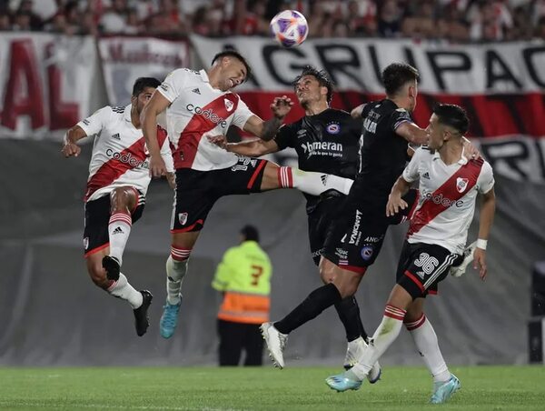 Con Rojas en cancha, River triunfa en la reinaiguración del Monumental - Fútbol Internacional - ABC Color