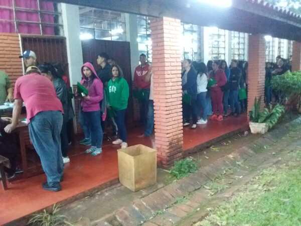 Padres forman largas filas y pasan la noche en inmediaciones del CRE para incribir a sus hijos - Radio Imperio