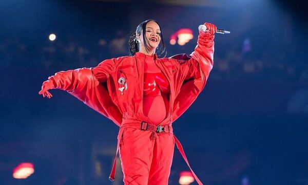 (VIDEO)Rihana peló pancita en el Super Bowl