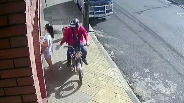 Delivery sube a la vereda, manosea a una mujer y huye en su motocicleta