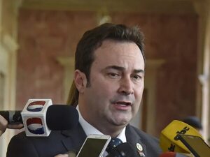 Expresidente de IPS depositaba millones de dólares y respuestas sobre origen del dinero “no satisface” a la Contraloría  - Política - ABC Color
