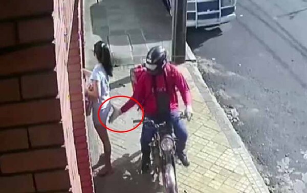 Delivery sube a la vereda, manosea a una mujer y huye en su motocicleta en Asunción – Prensa 5