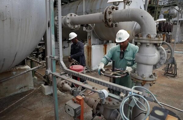 Precios del petróleo se moderan en el arranque de la semana - Mundo - ABC Color