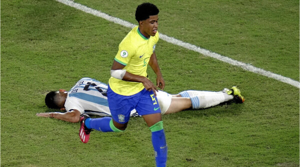 Versus / Futbolista brasileño campeón de la Sub-20 y un picante mensaje