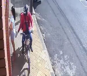 Video: denuncian a delivery por manosear a una mujer en la calle - Policiales - ABC Color