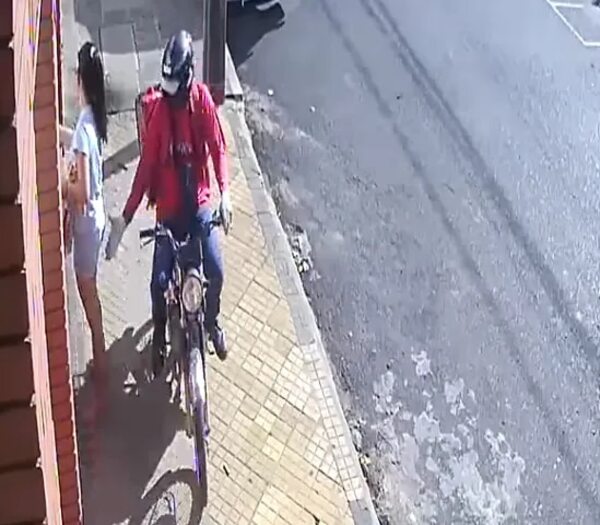 Video: denuncian a delivery por manosear a una mujer en la calle - Policiales - ABC Color
