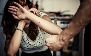 Procesado por presunta agresión y amenaza de muerte contra su pareja